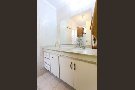 Apartamento à venda com 166m², 4 quartos e 3 vagas Apartamento à venda com 166m², 4 quartos e 3 vagasBanheiro da Suíte 1