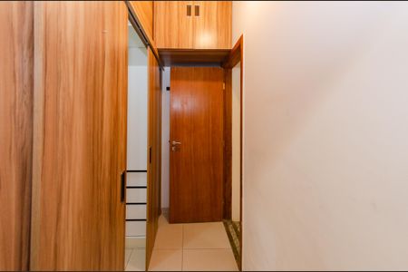 Casa à venda com 345m², 5 quartos e 6 vagasCloset suíte 2