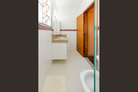 Casa à venda com 345m², 5 quartos e 6 vagasBanheiro suíte 1