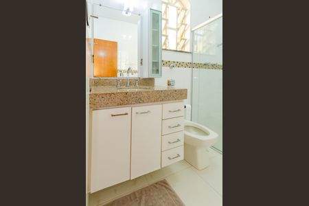 Casa à venda com 345m², 5 quartos e 6 vagasBanheiro social