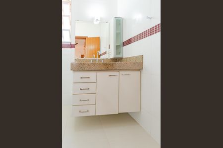 Casa à venda com 345m², 5 quartos e 6 vagasBanheiro suíte 1