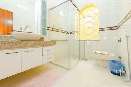 Casa à venda com 345m², 5 quartos e 6 vagasBanheiro social 2