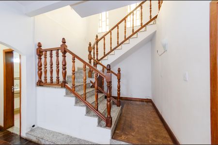 Casa à venda com 345m², 5 quartos e 6 vagasEscada