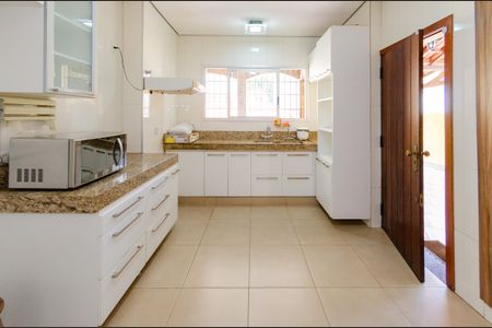 Casa à venda com 345m², 5 quartos e 6 vagasCozinha