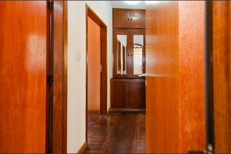 Casa à venda com 345m², 5 quartos e 6 vagasCorredor