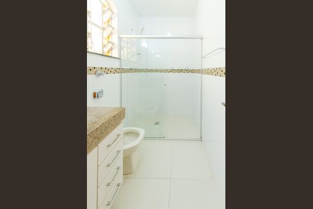 Casa à venda com 345m², 5 quartos e 6 vagasBanheiro social