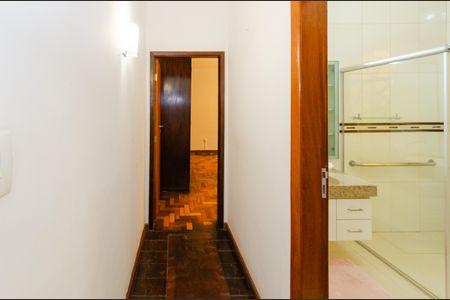 Casa à venda com 345m², 5 quartos e 6 vagasCorredor