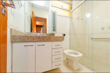 Casa à venda com 345m², 5 quartos e 6 vagasBanheiro suíte 2