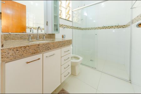 Casa à venda com 345m², 5 quartos e 6 vagasBanheiro social