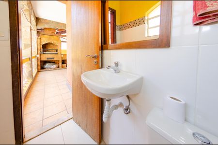 Casa à venda com 345m², 5 quartos e 6 vagasBanheiro de serviço