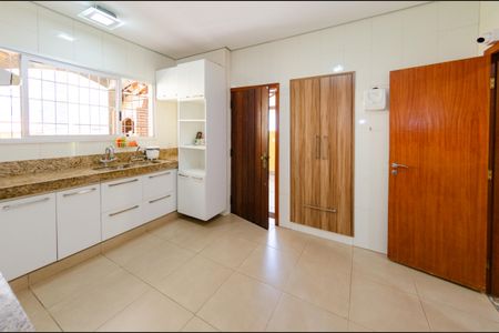 Casa à venda com 345m², 5 quartos e 6 vagasCozinha