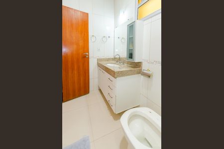 Casa à venda com 345m², 5 quartos e 6 vagasBanheiro suíte 2