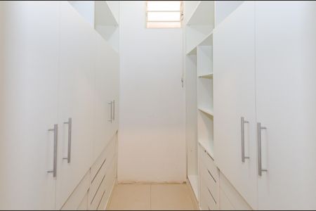 Casa à venda com 345m², 5 quartos e 6 vagasCloset suíte 2