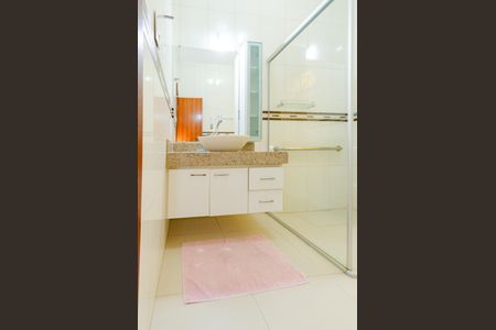 Casa à venda com 345m², 5 quartos e 6 vagasBanheiro social 2