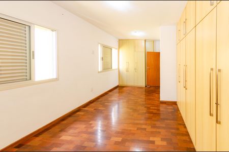 Casa à venda com 345m², 5 quartos e 6 vagasQuarto 2