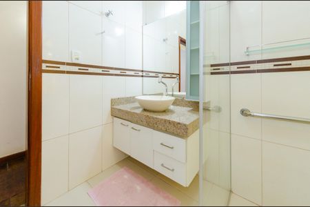 Casa à venda com 345m², 5 quartos e 6 vagasBanheiro social 2