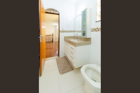 Casa à venda com 345m², 5 quartos e 6 vagasBanheiro social