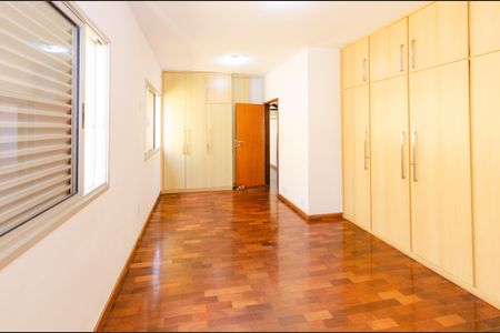 Casa à venda com 345m², 5 quartos e 6 vagasQuarto 2