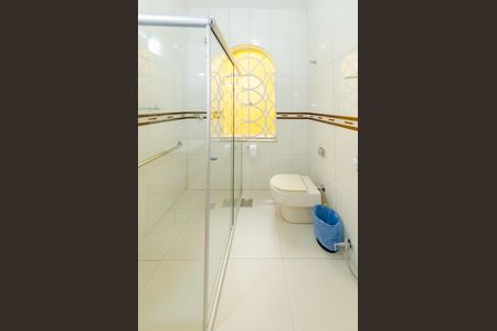 Casa à venda com 345m², 5 quartos e 6 vagasBanheiro social 2