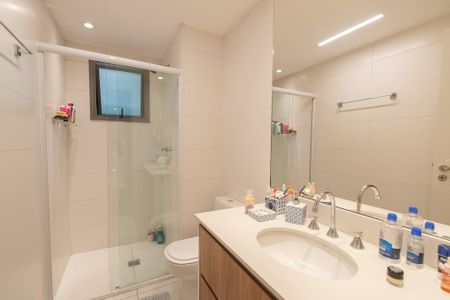 Apartamento para alugar com 93m², 2 quartos e 2 vagas Apartamento para alugar com 93m², 2 quartos e 2 vagasBanheiro da suíte
