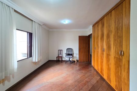 Casa à venda com 315m², 4 quartos e 2 vagasSuíte