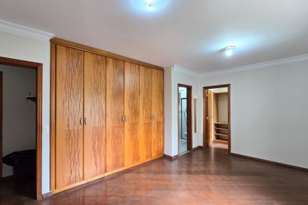 Casa à venda com 315m², 4 quartos e 2 vagasSuíte