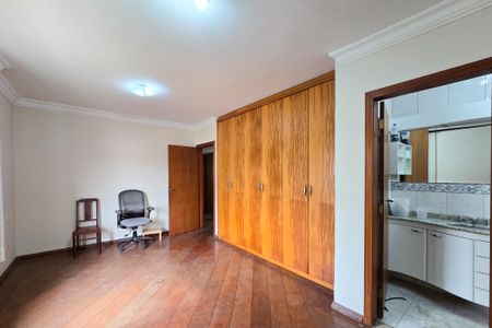 Casa à venda com 315m², 4 quartos e 2 vagasSuíte