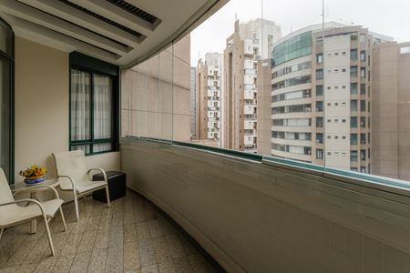 Apartamento à venda com 125m², 3 quartos e 3 vagas Apartamento à venda com 125m², 3 quartos e 3 vagasVaranda