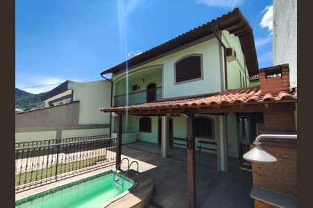 Casa à venda com 260m², 4 quartos e 2 vagasVaranda / Churrasqueira / Piscina