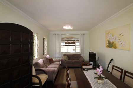 Casa à venda com 150m², 3 quartos e 2 vagasSala