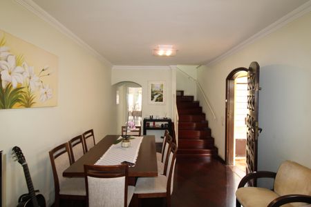 Casa à venda com 150m², 3 quartos e 2 vagasSala