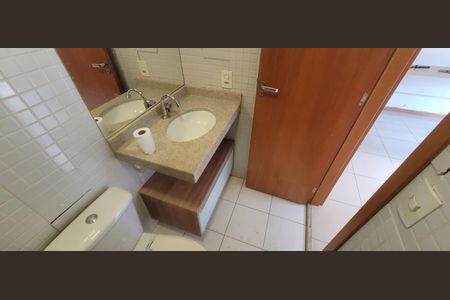 Banheiro de kitnet/studio para alugar com 1 quarto, 29m² em Zona Industrial (guará), Brasília