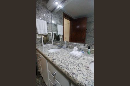 Apartamento à venda com 198m², 3 quartos e 4 vagasBanheiro da Suíte 2
