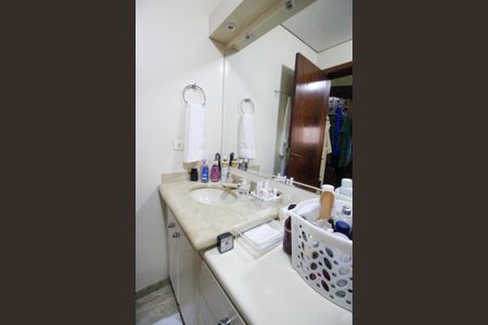 Apartamento à venda com 198m², 3 quartos e 4 vagasBanheiro da Suíte 1