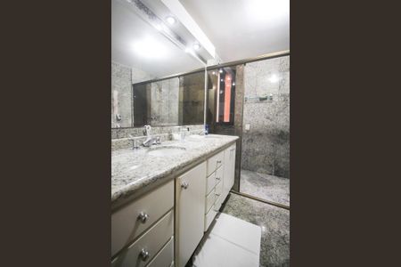 Apartamento à venda com 198m², 3 quartos e 4 vagasBanheiro da Suíte 2