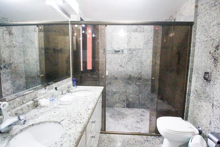 Apartamento à venda com 198m², 3 quartos e 4 vagasBanheiro da Suíte 2