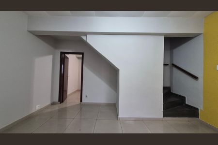 Casa à venda com 131m², 2 quartos e 2 vagas Casa à venda com 131m², 2 quartos e 2 vagasSala