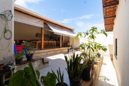 Casa à venda com 192m², 3 quartos e 3 vagasÁREA EXTERNA FUNDOS