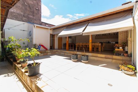 Casa à venda com 192m², 3 quartos e 3 vagasÁREA EXTERNA FUNDOS