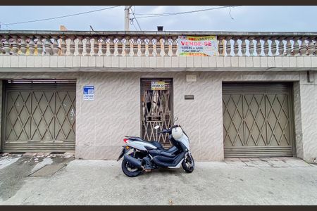 Casa à venda com 206m², 2 quartos e 4 vagasFachada + Placa