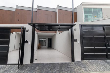 Casa à venda com 100m², 3 quartos e 2 vagas Casa à venda com 100m², 3 quartos e 2 vagasFachada