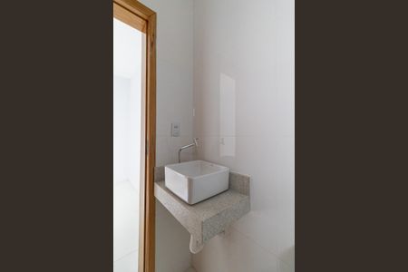 Casa à venda com 100m², 3 quartos e 2 vagas Casa à venda com 100m², 3 quartos e 2 vagasBanheiro Suíte 1