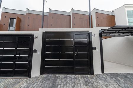 Casa à venda com 100m², 3 quartos e 2 vagas Casa à venda com 100m², 3 quartos e 2 vagasFachada