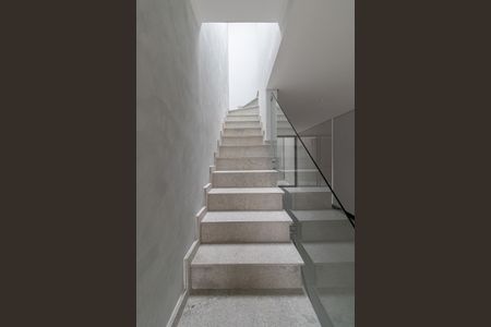 Casa à venda com 100m², 3 quartos e 2 vagas Casa à venda com 100m², 3 quartos e 2 vagasEscada