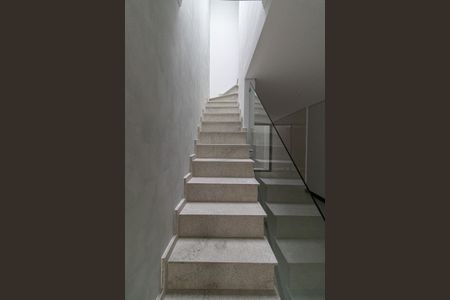 Casa à venda com 100m², 3 quartos e 2 vagas Casa à venda com 100m², 3 quartos e 2 vagasEscada