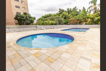 Apartamento à venda com 130m², 3 quartos e 2 vagas Apartamento à venda com 130m², 3 quartos e 2 vagasÁrea comum - Piscina