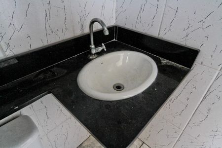 Banheiro de casa para alugar com 1 quarto, 60m² em Parque Maria Domitila, São Paulo