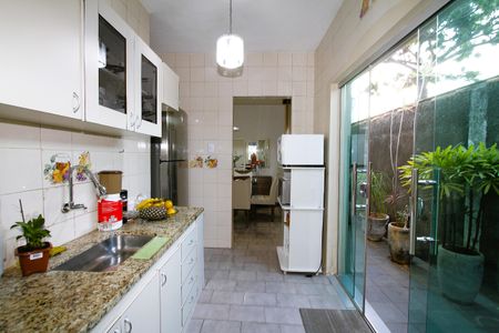 Casa à venda com 219m², 4 quartos e 4 vagasCozinha casa 2