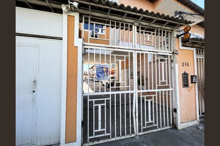 Casa para alugar com 160m², 3 quartos e 2 vagasFachada + Plaquinha
