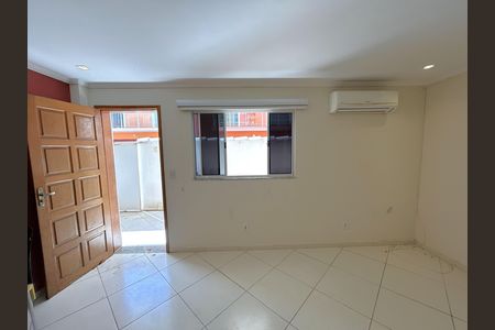 Sala de casa para alugar com 3 quartos, 160m² em Vila Valqueire, Rio de Janeiro